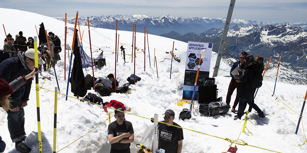 Studierende aus ganz Europa haben für ein Pilotprojekt Elemente für ein Mondhabitat erdacht und nun in einer Eishöhle in Zermatt aufgebaut.