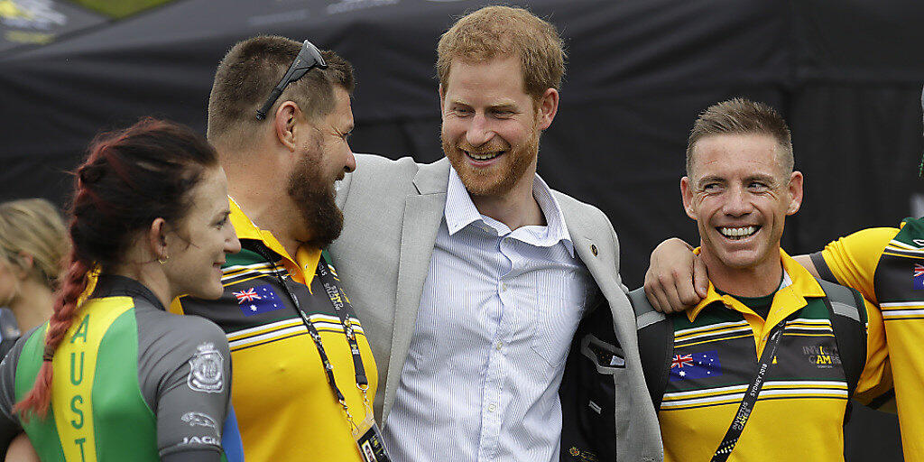 Der britische Prinz Harry mit australischen Teilnehmern der Invictus Games für verwundete Soldaten bei der Eröffnung der Spiele in Sydney. Der britische Prinz Harry mit australischen Teilnehmern der Invictus Games für verwundete Soldaten bei der Eröffnung der Spiele in Sydney.