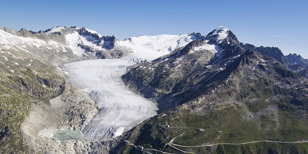Der Klimawandel lässt nicht nur den Rhonegletscher schmilzen. Die Gletscher-Initiative will deshalb die Treibhausgasemissionen der Schweiz bis 2050 auf Null senken. (Archivbild)