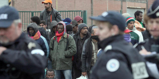 Polizisten in einem Flüchtlingslager in Calais (Archiv)