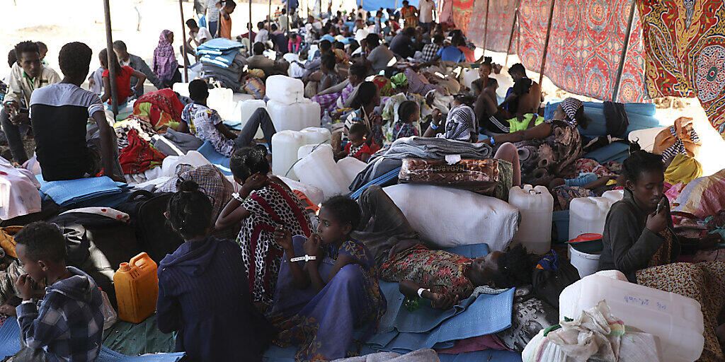 Flüchtlinge aus der äthiopischen Konfliktregion Tigray sind in der Region al-Qadarif angekommen. Äthiopiens Regierung hatte nach Monaten der Spannungen mit der Volksbefreiungsfront von Tigray (TPLF) vor einer Woche eine Offensive gegen die Rebellengruppe und Regierungspartei von Tigray begonnen. Foto: Marwan Ali/AP/dpa