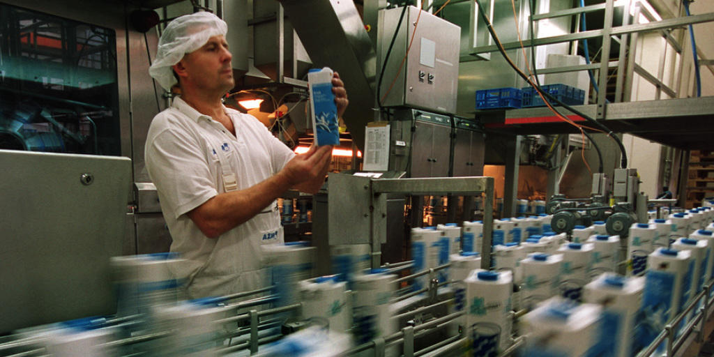 Der Milchpreis bleibt stabil. Ein Mitarbeiter der Zentralmolkerei in Suhr AG kontrolliert abgepackte Milch. (Symbolbild)