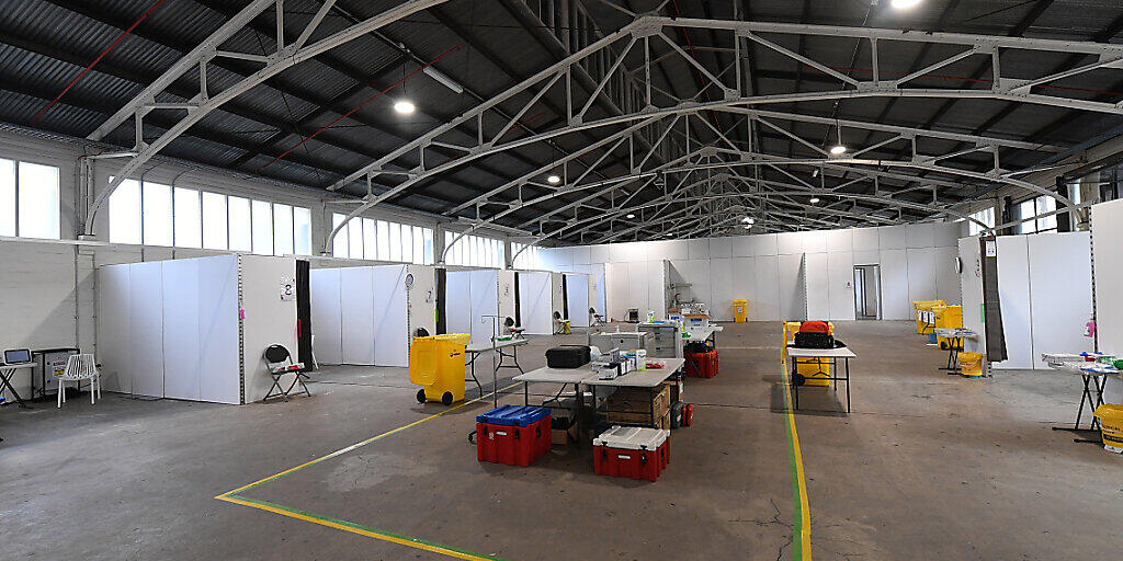 General view of facilities at the St Johns Ambulance Victoria pop up Hospital at the Melbourne Showgrounds in Melbourne, Tuesday, July 7, 2020. St Johns Ambulance Victoria has setup a treatment facility at the Melbourne Showgrounds in anticipation of an increase in coronavirus cases following a spike in cases throughout Melbourne. (AAP Image/James Ross) NO ARCHIVING General view of facilities at the St Johns Ambulance Victoria pop up Hospital at the Melbourne Showgrounds in Melbourne, Tuesday, July 7, 2020. St Johns Ambulance Victoria has setup a treatment facility at the Melbourne Showgrounds in anticipation of an increase in coronavirus cases following a spike in cases throughout Melbourne. (AAP Image/James Ross) NO ARCHIVING