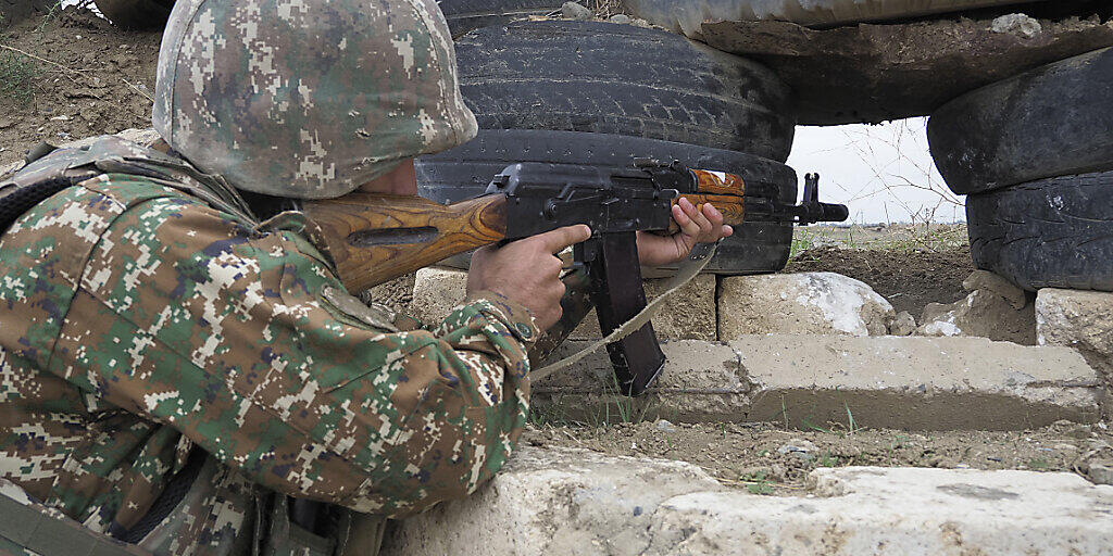 Ein armenischer Soldat zielt in Richtung der aserbaidschanischen Stellungen. Foto: -/AP/dpa Ein armenischer Soldat zielt in Richtung der aserbaidschanischen Stellungen. Foto: -/AP/dpa