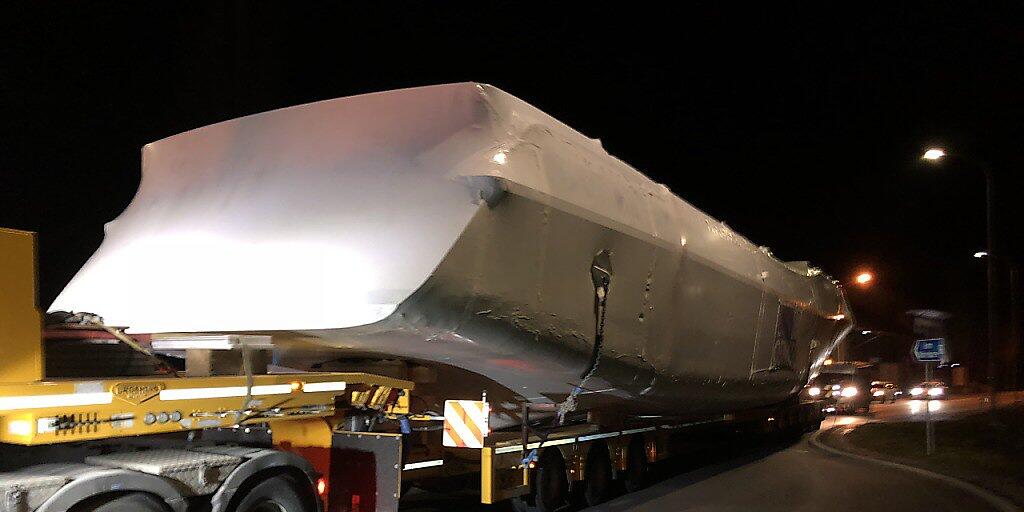 Schiff auf der Strasse unterwegs zum Bielersee: Der Spezialtransport mit dem Rumpf der "MS60" zwischen zwischen Biberist SO und Nidau BE.