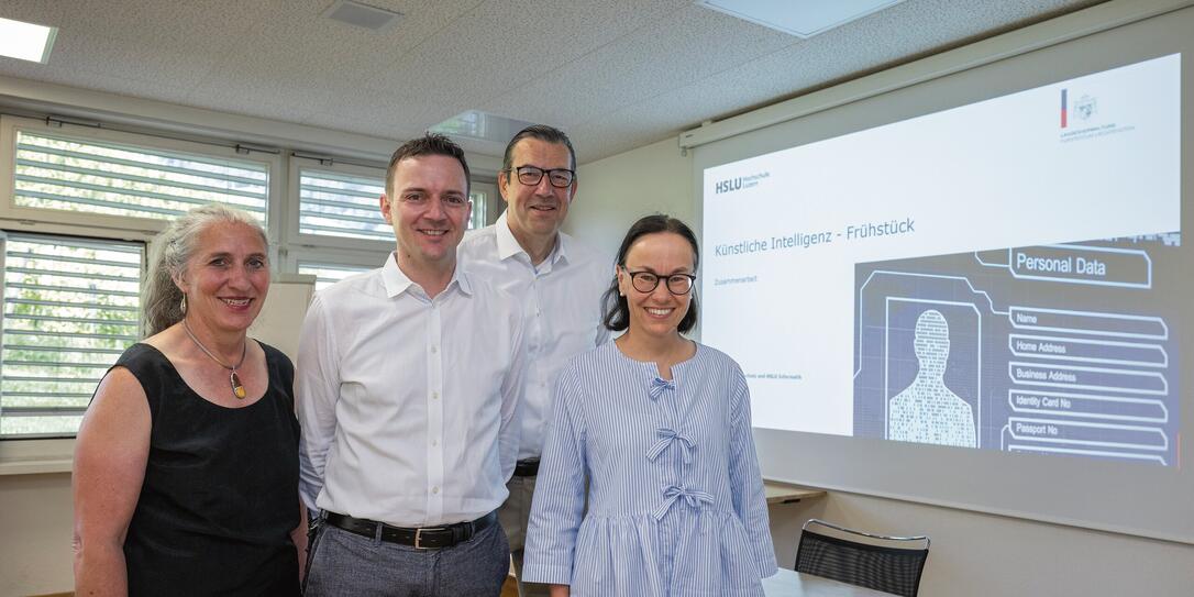 Ursula Uttinger (HSLU), Jakob Elmiger (Wirtschaftsinformatiker), Frank Heinzmann (HSLU) und Marie-Louise Gächter (Datenschutzstelle) luden zum KI-Frühstück ein (v. l.).