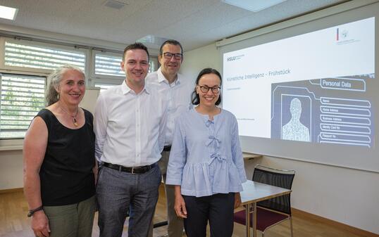 Ursula Uttinger (HSLU), Jakob Elmiger (Wirtschaftsinformatiker), Frank Heinzmann (HSLU) und  Marie-Louise Gächter (Datenschutzstelle)  luden zum KI-Frühstück ein (v. l.).