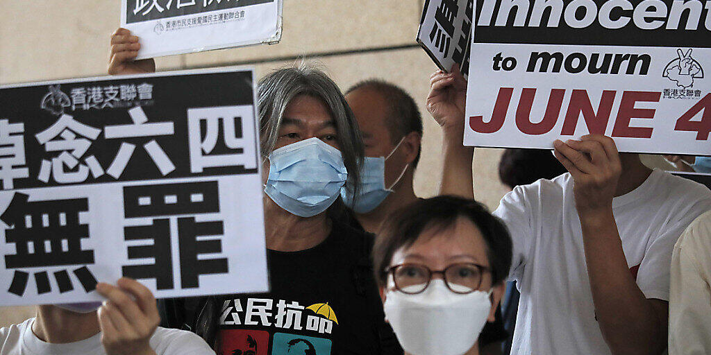 Die teils prominenten Aktivisten, darunter auch Wong und Lai, gehören zu den mehr als zwei Dutzend Personen, die vor dem Gericht protestieren, nachdem sie im Sommer wegen der Teilnahme an einer illegalen Versammlung angeklagt worden waren. Foto: Kin Cheung/AP/dpa