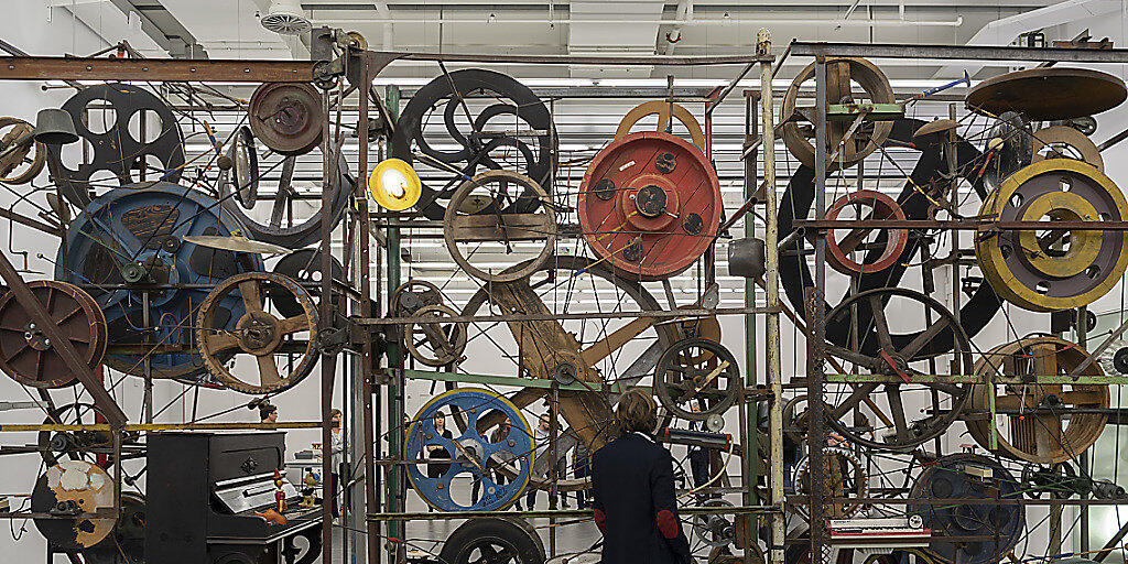 Mehr als ein Jahr lang wurde Jean Tinguelys Ton-Mischmaschine Méta-Harmonie II von 1979 im Schaulager in Münchenstein BL restauriert. Nun kehrt die Klangskulptur ins Museum Tinguely in Basel zurück. (Bild: KEYSTONE/Georgios Kefalas)