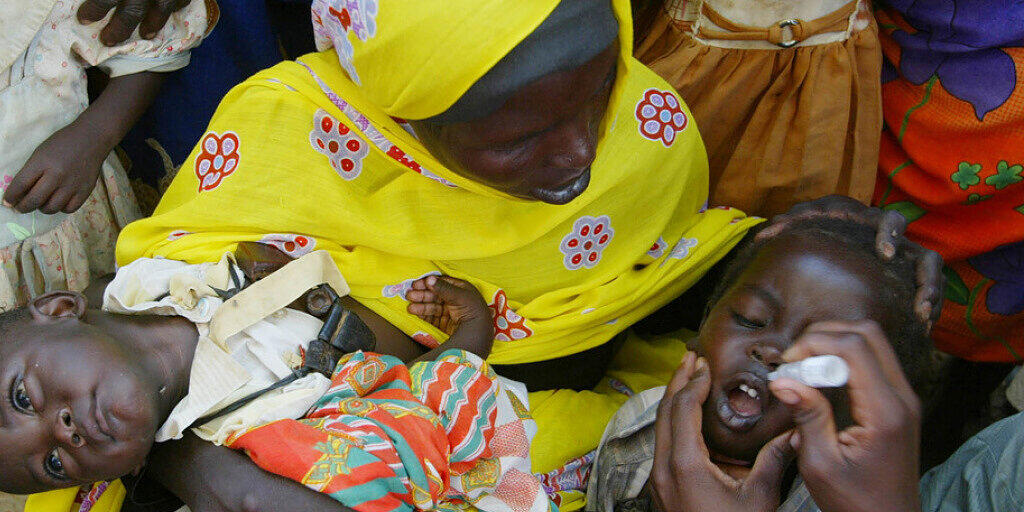 Sudanesische Kinder 2004 bei der Impfung gegen Masern und Polio. Nun ist es wider Erwarten wieder soweit: Drei Tage, nachdem die WHO verkündet hat, Polio in Afrika sei ausgerottet, wurden 13 Fälle im Sudan bekannt. Es soll nicht der einzige Staat sein. (Archivbild) Sudanesische Kinder 2004 bei der Impfung gegen Masern und Polio. Nun ist es wider Erwarten wieder soweit: Drei Tage, nachdem die WHO verkündet hat, Polio in Afrika sei ausgerottet, wurden 13 Fälle im Sudan bekannt. Es soll nicht der einzige Staat sein. (Archivbild)