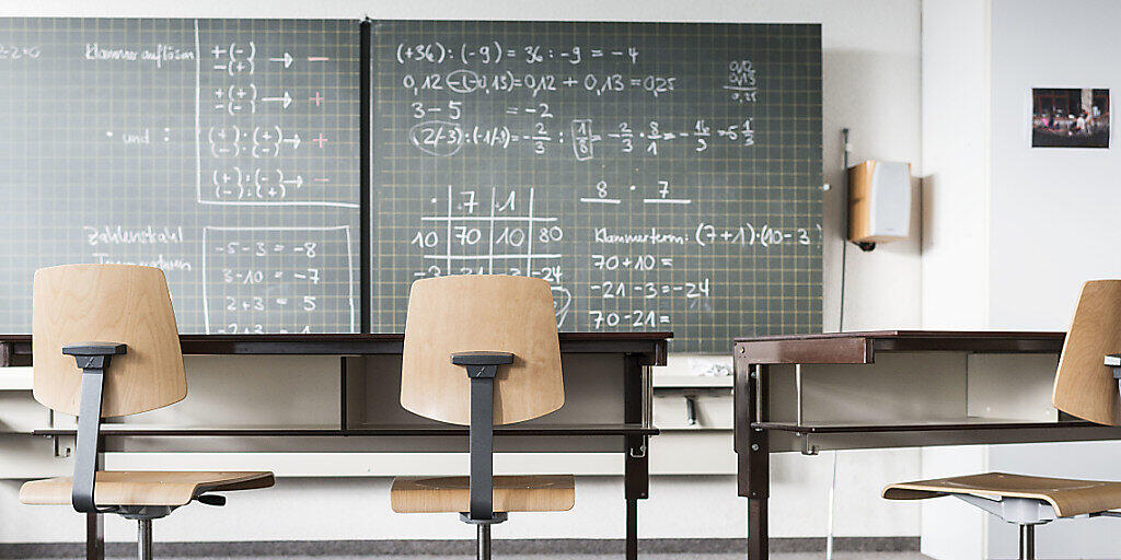 Im Fach Mathematik sind die Schweizer Schülerinnen und Schüler immer noch gut klassiert, während sie beim Lesen und im Fach Wissenschaft den OECD-Durchschnitt nur noch knapp übertreffen. (Archivbild) Im Fach Mathematik sind die Schweizer Schülerinnen und Schüler immer noch gut klassiert, während sie beim Lesen und im Fach Wissenschaft den OECD-Durchschnitt nur noch knapp übertreffen. (Archivbild)