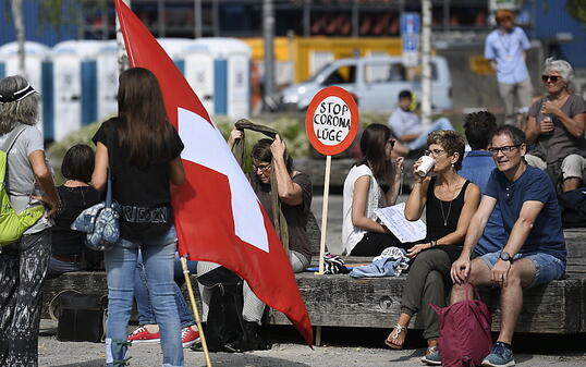 Etwa 500 Personen haben sich am Samstagnachmittag in Z&uuml;rich versammelt, um gegen die "Corona-L&uuml;ge" und die Corona-Schutzmassnahmen zu protestieren.