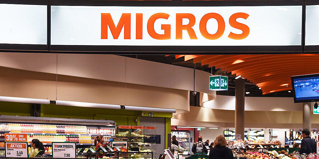 Ein Geschäft der Migros am Zürcher Flughafen (Archivbild).