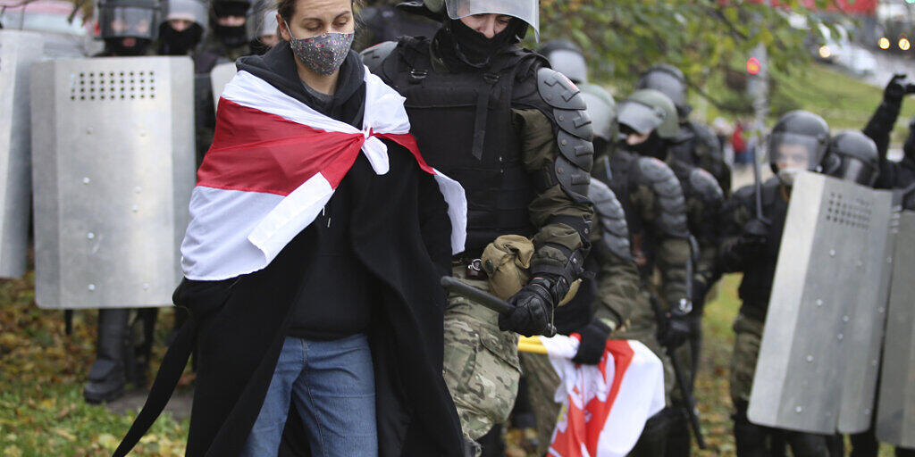 In Minsk verhaftet ein Polizist eine Demonstrantin. Foto: Uncredited/AP/dpa