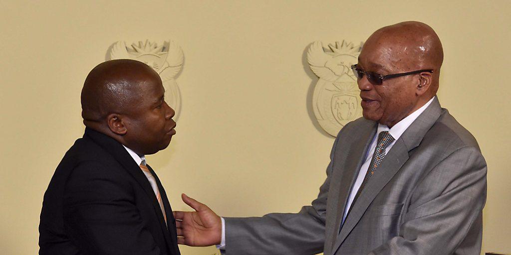 Nur gerade vier Tagen lang amtete David Van Rooyen (links) als Finanzminister in Südafrika. Präsident Jacob Zuma (rechts) setzte ihn nach harscher Kritik ab. (Archivbild) Nur gerade vier Tagen lang amtete David Van Rooyen (links) als Finanzminister in Südafrika. Präsident Jacob Zuma (rechts) setzte ihn nach harscher Kritik ab. (Archivbild)
