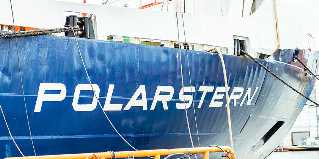 Ein Blick auf das Forschungsschiff "Polarstern", wo sich Forscher auf ihre Forschungsreise in die Arktis vorbereiten.