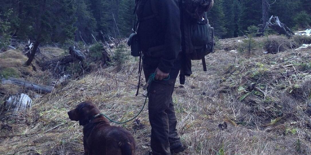 Jagdaufseher Christoph Meier und Jagdhund Eros