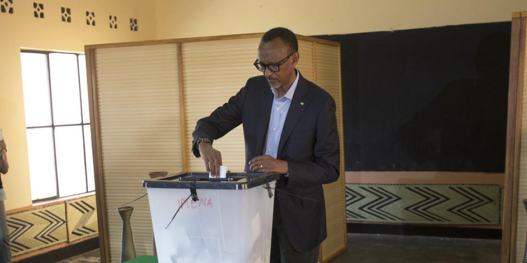 Wird mit grosser Sicherheit erneut die Wahlen gewinnen: Ruandas Pr&auml;sident Paul Kagame, hier bei der Stimmabgabe in der Hauptstadt Kigali.