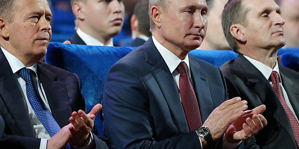 ARCHIV - Alexander Bortnikow (l-r), Leiter des russischen Inlandsgeheimdienstes FSB, Wladimir Putin, Präsident von Russland, und Sergei Naryschkin, Leiter des russichen Auslandsgeheimdienstes SWR. Foto: Alexei Nikolsky/Sputnik/Kremlin/AP/dpa
