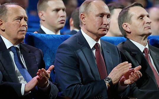 ARCHIV - Alexander Bortnikow (l-r), Leiter des russischen Inlandsgeheimdienstes FSB, Wladimir Putin, Präsident von Russland, und Sergei Naryschkin, Leiter des russichen Auslandsgeheimdienstes SWR. Foto: Alexei Nikolsky/Sputnik/Kremlin/AP/dpa
