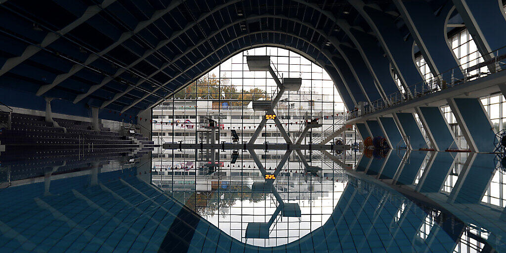 Wegen Corona geschlossene Hallenbad in Prag. Foto: Petr David Josek/AP/dpa