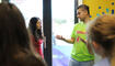 Curiosity Cube bringt Experimente zu KI an die Schule in Vaduz
