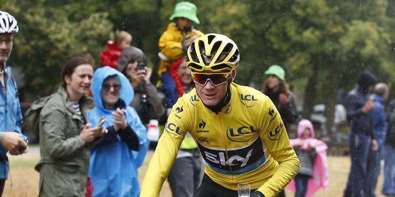 Chris Froome genehmigt sich in der letzten Etappe der Tour de France einen Schluck Champagner. Der Franzose hat die Frankreich-Rundfahrt zum zweiten Mal nach 2013 gewonnen