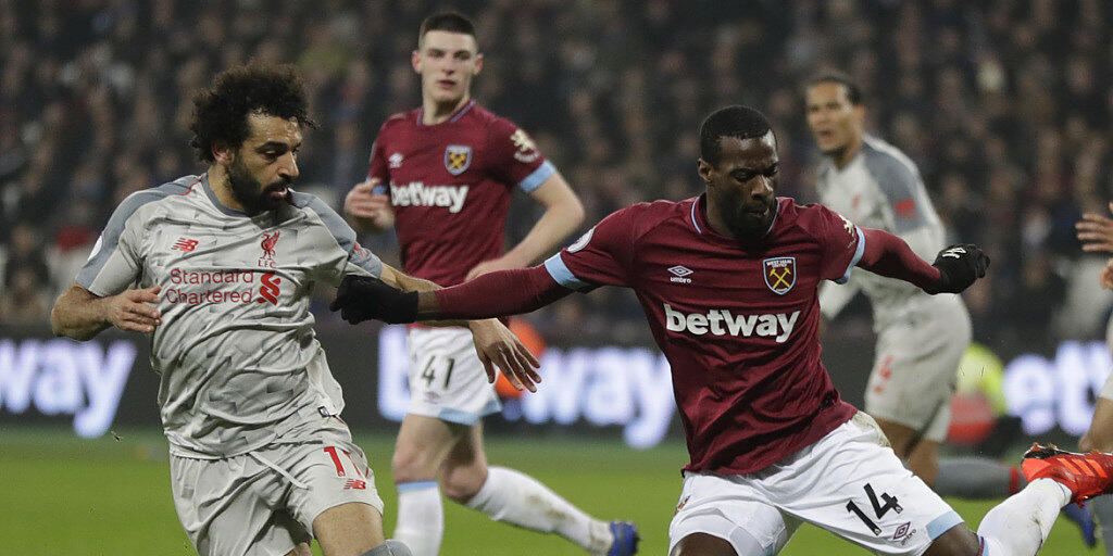 Liverpools Star Mohamed Salah (links) gegen West Hams Pedro Obiang
