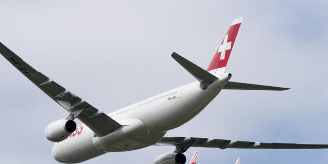 Tiger F5-E Kampfjets der Patrouille Suisse und ein Airbus A330 Tiger F5-E Kampfjets der Patrouille Suisse und ein Airbus A330