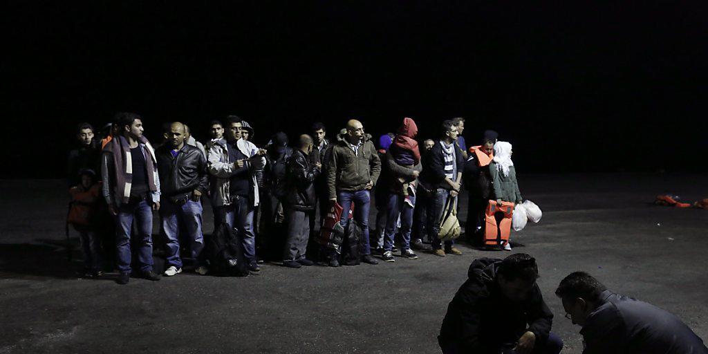 Bootsflüchtlinge aus Syrien, die Anfang Mai nach ihrer Ankunft auf Kos auf die Kontrollen der Grenzbehörden warten