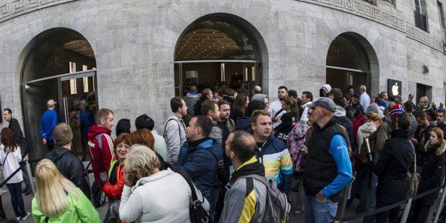 Fans stehen Schlange vor einem Apple Store in Berlin