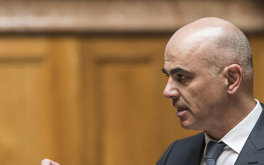 Sozialminister Alain Berset hatte sich im Nationalrat vergeblich gegen eine Kürzung der Kinderrenten ausgesprochen. Im Ständerat hat er bessere Chancen. (Archivbild)
