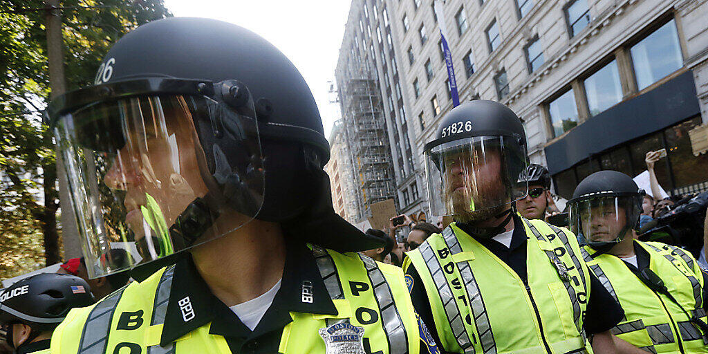 Hunderte Polizisten waren am Donnerstag bei einem Schlag gegen eine Gangsterbande in der Gegend von Boston beteiligt. (Symbolbild)