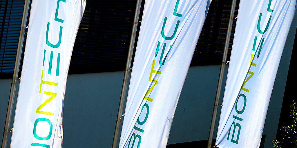 ARCHIV - Das Logo des Biotechnologie-Unternehmens Biontech ist vor der Unternehmenszentrale in Mainz zu sehen. Foto: Andreas Arnold/dpa/Archiv