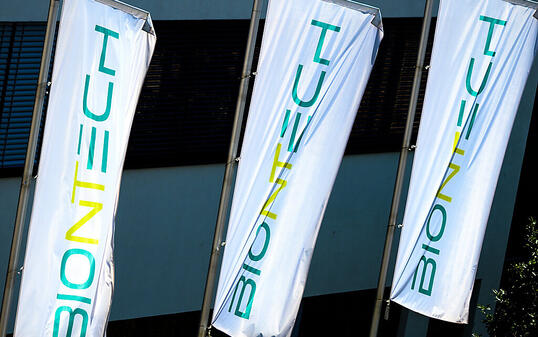 ARCHIV - Das Logo des Biotechnologie-Unternehmens Biontech ist vor der Unternehmenszentrale in Mainz zu sehen. Foto: Andreas Arnold/dpa/Archiv