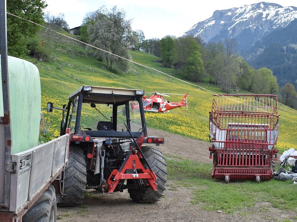 Tragödie auf einem Bündner Bauernhof: Beim Abladen von Heuballen hat ein Bauer mit seinem Traktor einen eineinhalbjährigen Jungen angefahren und schwer verletzt.