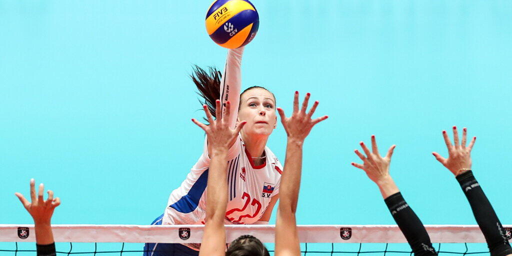 Mit vereinten Kräften wehren sich die Schweizer Volleyballerinnen gegen die übermächtigen Russinnen