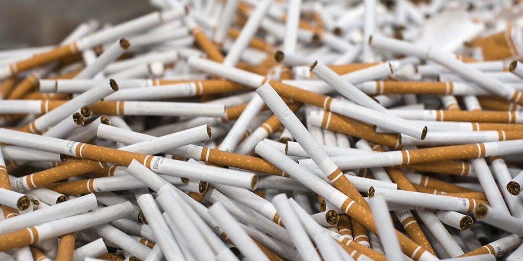 Der Tabakkonzern British American Tobacco (BAT) will aufgrund des rückläufigen Zigarettenabsatzes in seinen Hauptmärkten 2300 Stellen streichen. (Archiv)