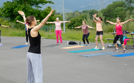 Zum zehnjährigen Jubiläum von Grossabünt in Gamprin-Bendern läd die Gemeinde die Bevölkerung zu wöchentlichen kulturellen Abendveranstaltungen und einem Sport- und Fittnessprogram in den Grossabüntpark ein.Outdoor-Training mit Fitnesshaus & BeachU