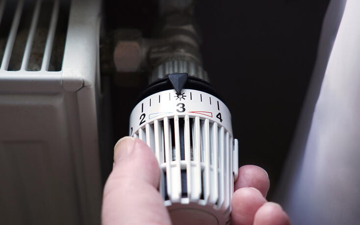 turning down thermostat on radiator to save energy due to heating cost price hike