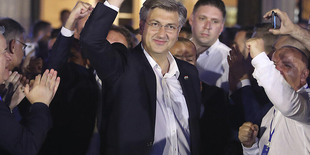 dpatopbilder - Andrej Plenkovic, Ministerpräsident von Kroatien, feiert in Zagreb mit seinen Parteimitgliedern. Foto: AP/dpa