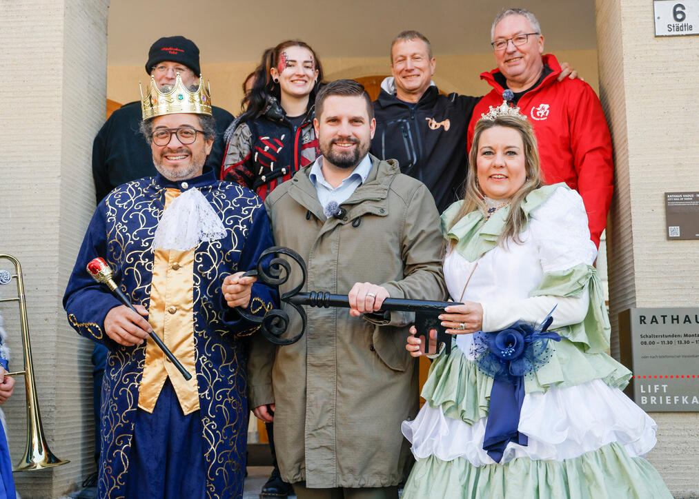 Schlüsselübergabe vor dem Rathaus von Vaduz.