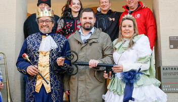 Schlüsselübergabe vor dem Rathaus von Vaduz.