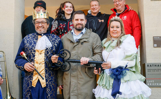 Schlüsselübergabe vor dem Rathaus von Vaduz.