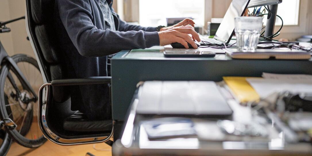 HOMEOFFICE, HOME-OFFICE, ARBEITSPLATZ, TISCH, PULT, ARBEITSZIMMER, ZUHAUSE, ZU HAUSE, CORONAVIRUS, VIRUS, COVID-19, BUEROSTUHL, SESSEL, BUEROSESSEL, SITZEN, SITZHALTUNG, HOMEOFFICE, HOME-OFFICE, ARBEITSPLATZ, TISCH, PULT, ARBEITSZIMMER, ZUHAUSE, ZU HAUSE, CORONAVIRUS, VIRUS, COVID-19, BUEROSTUHL, SESSEL, BUEROSESSEL, SITZEN, SITZHALTUNG,