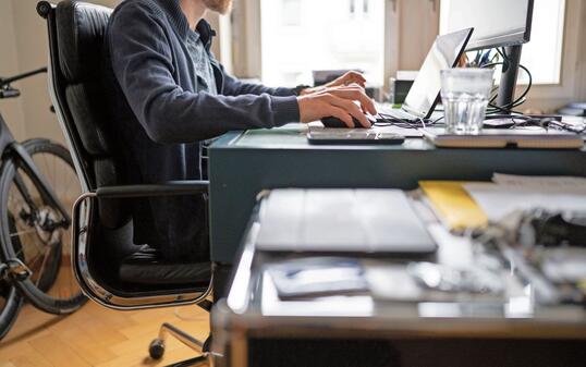 HOMEOFFICE, HOME-OFFICE, ARBEITSPLATZ, TISCH, PULT, ARBEITSZIMMER, ZUHAUSE, ZU HAUSE, CORONAVIRUS, VIRUS, COVID-19,  BUEROSTUHL, SESSEL, BUEROSESSEL, SITZEN, SITZHALTUNG,