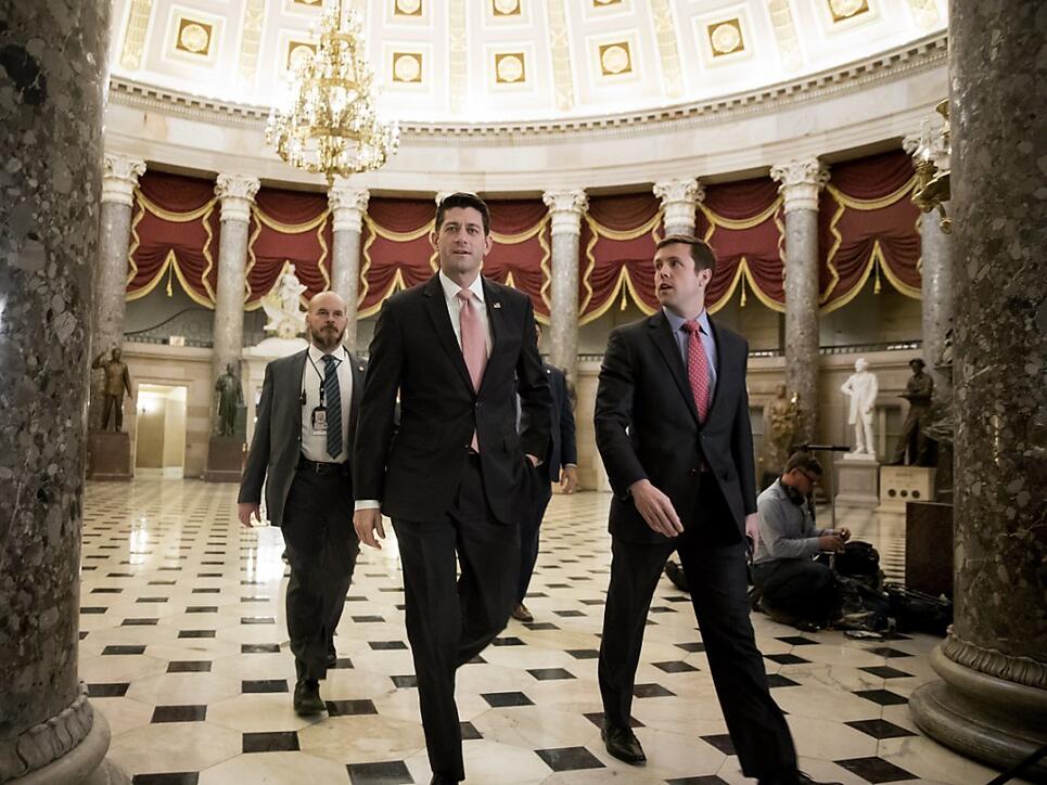 Der Mehrheitsführer im US-Repräsentantenhaus, der Republikaner Paul Ryan (vorne) vor der Abstimmung über eine Reihe von Haushaltsgesetzen.