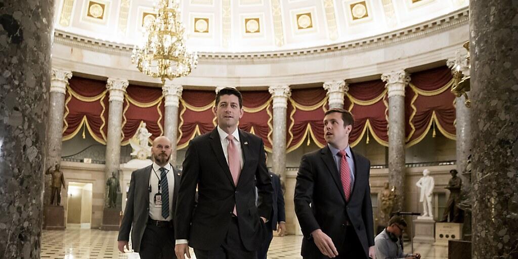 Der Mehrheitsführer im US-Repräsentantenhaus, der Republikaner Paul Ryan (vorne) vor der Abstimmung über eine Reihe von Haushaltsgesetzen.