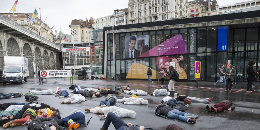 Mit einem Flash Mob wollten die rund 50 Aktivisten an die Opfer der Atomkatastrophe von Tschernobyl vor 30 Jahren. Mit einem Flash Mob wollten die rund 50 Aktivisten an die Opfer der Atomkatastrophe von Tschernobyl vor 30 Jahren.