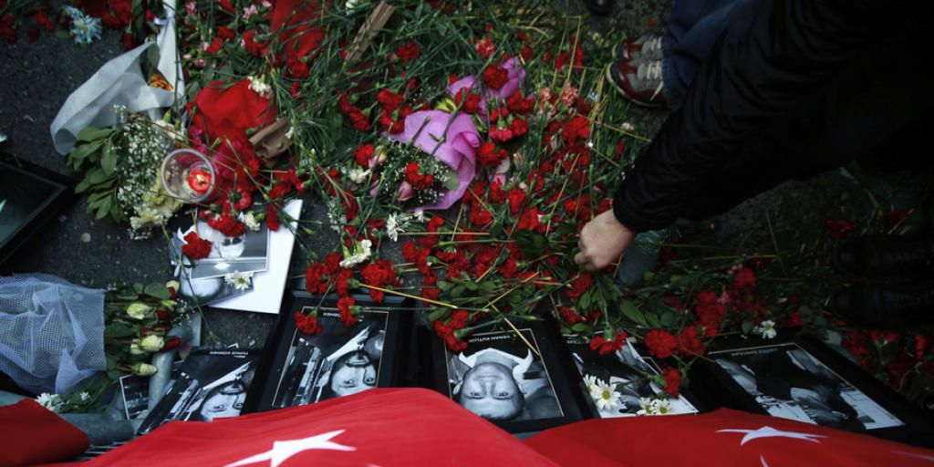 Blumen werden in Gedenken an die Opfer des Nachtclub-Attentats von Istanbul niedergelegt. Der Attentäter hatte in der Silvesternacht im Nachtclub "Reina" 39 Menschen getötet. (Archiv)